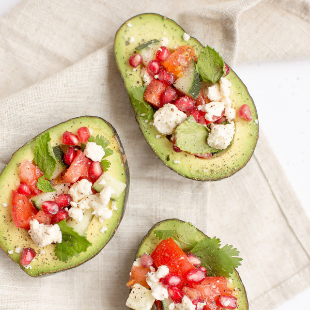 Gefüllte Avocado mit Himbeere und altem Balsamico
