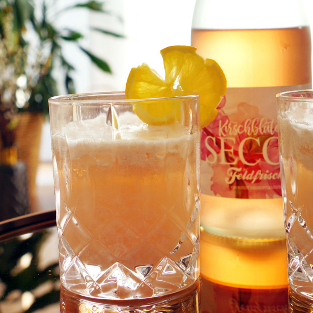 Kirschblüten-Secco Cocktail