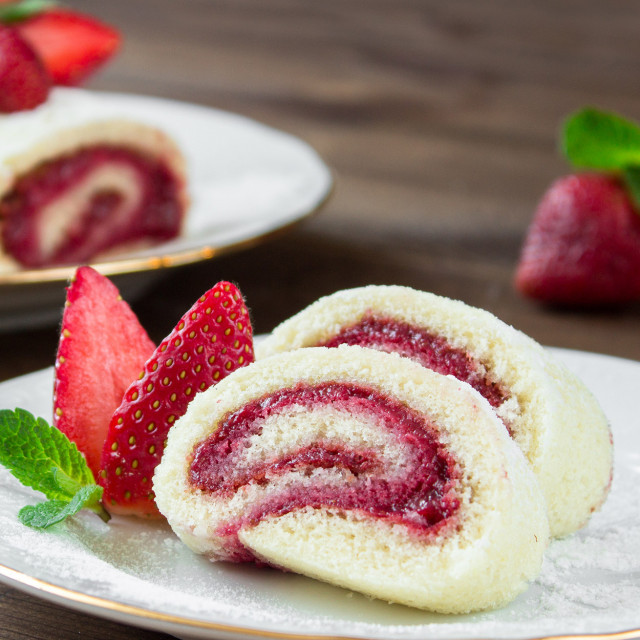 Gebäckrolle mit fruchtiger Erdbeerkonfitüre