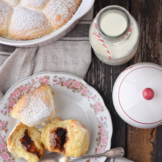 ein Teller mit Gebäck und ein Glas Milch