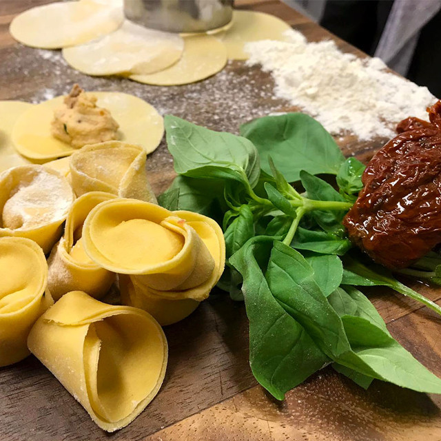 ein Tisch mit Essen darauf