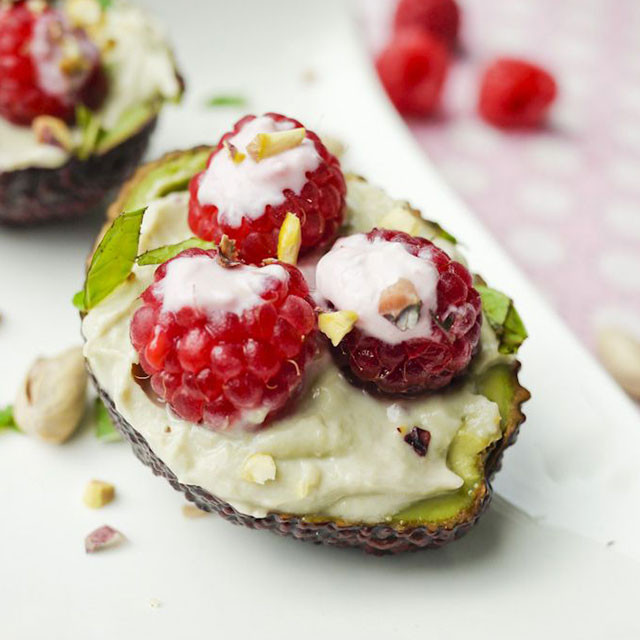 Gefüllte Avocado mit Himbeere und altem Balsamico
