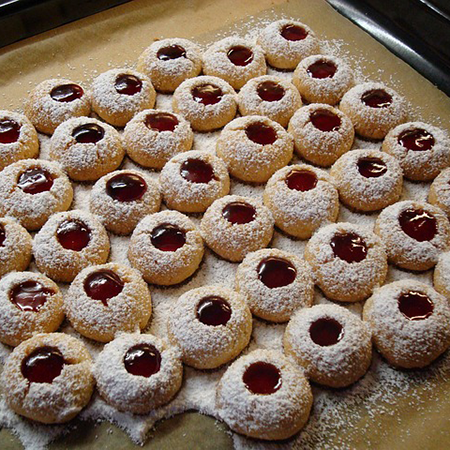 Ein Blech mit Keksen mit Marmeladenfüllung.