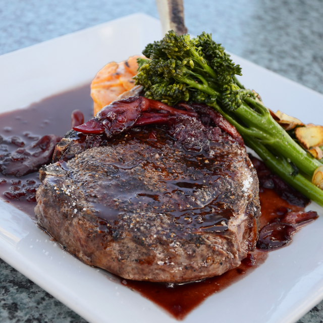 Ein Teller mit Essen auf einem Tisch