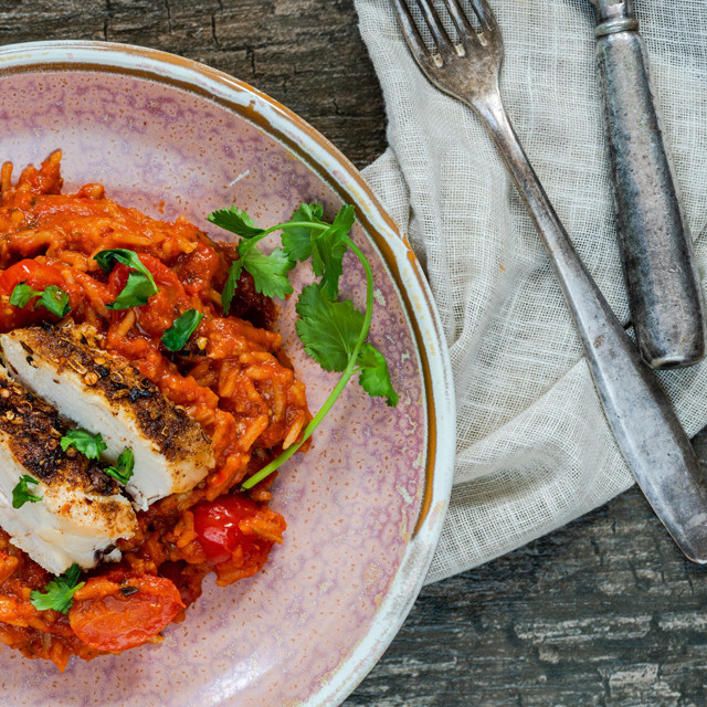 Risotto mit halbgetrockneten Cherry-Tomaten, lackierter Maishähnchenbrust und Apfelbeurreblanc